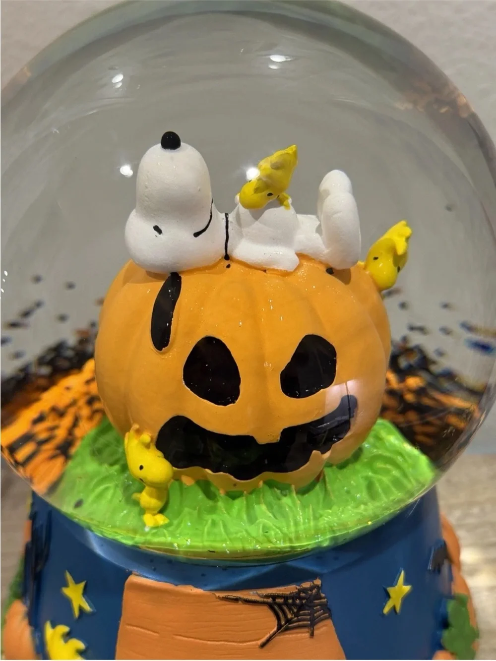 PEANUTS HALLOWEEN SNOOPY MUSICAL WATER SNOW GLOBE WOODSTOCK JACK O LANTERN